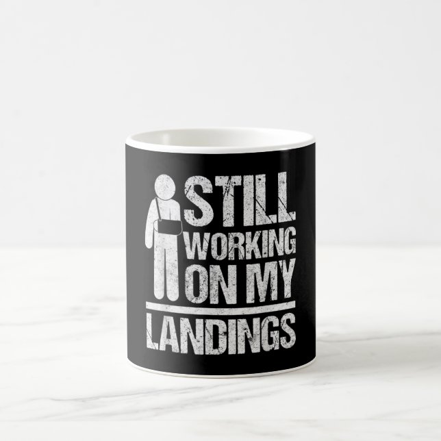 Taza De Café Todavía trabajando en mis aterrizajes se rompen mu (Centro)