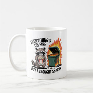 Taza De Café Todo está en llamas pero traje snacks Mapache