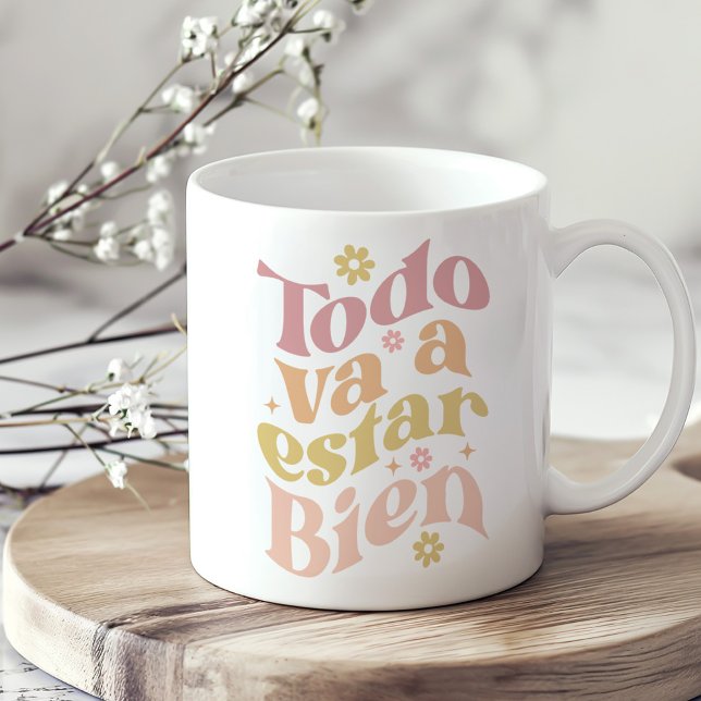 Taza De Café "Todo va a estar bien" Inspiración de Pastel Groov ("Todo Va a Estar Bien" Pastel Groovy Inspiration Coffee Mug on a sunny neutral boho kitchen table.)