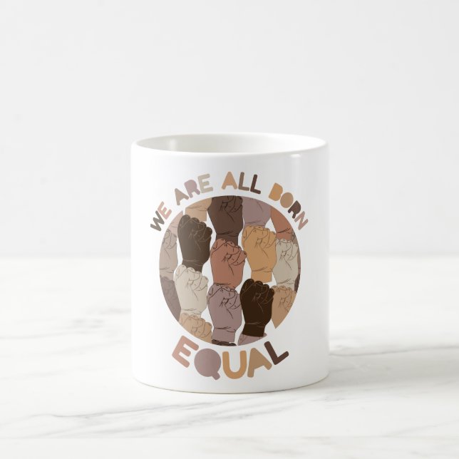 Taza De Café Todos nacemos iguales, todas las vidas negras impo (Centro)