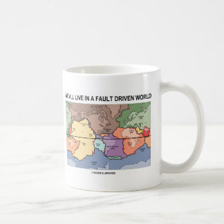Taza De Café Todos vivimos en un mundo conducido falta (el mapa