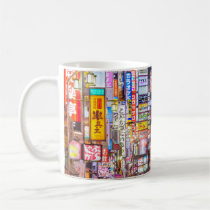Taza De Café TOKIO, JAPÓN - 14 DE MARZO DE 2014: línea densa de