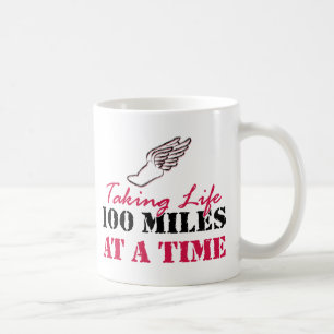 Taza De Café Tomando a vida 100 millas a la vez
