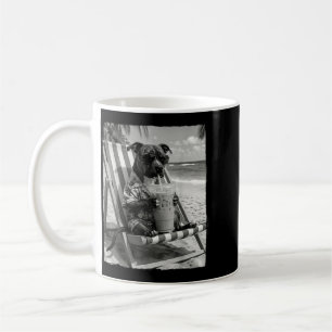 Taza De Café Toro divertido con gafas de sol bebiendo café en b
