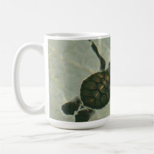 Taza De Café Tortuga de mar del bebé que nada hacia fuera al