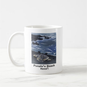 Taza De Café Tortuga verde de Hawái en la playa de arena negra