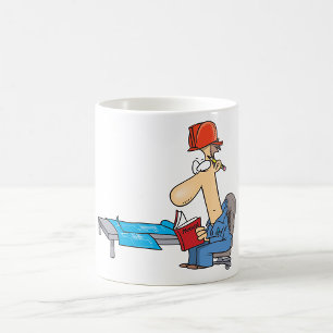 Taza De Café Trabajador de Construcción Leyendo Manual