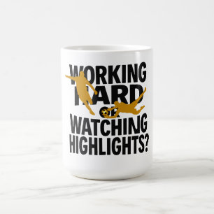 Taza De Café Trabajando Duro O Viendo Highlights Fútbol Diverti