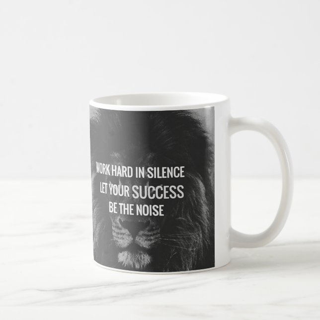 Taza De Café Trabajar duro en silencio - Motivación (Derecha)