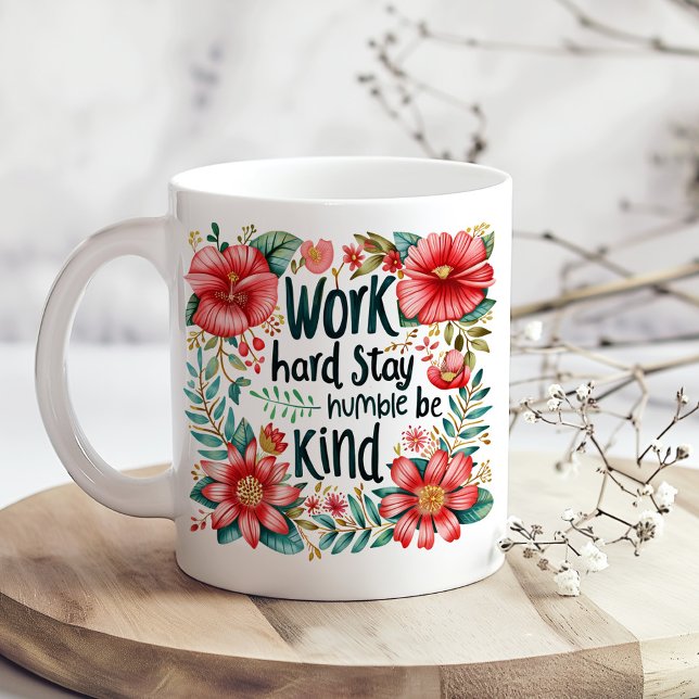 Taza De Café "Trabajar duro" Inspiración de Boho Rojo Floral ("Work Hard" Boho Red Floral Inspiration Coffee Mug on a boho kitchen table with dry white flowers)