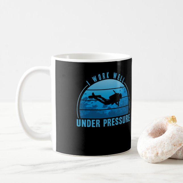 Taza De Café Trabajo bien bajo presión buceador Scuba (Con donut)