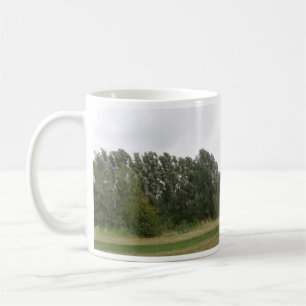Taza De Café Tramo paisajístico de la línea de árboles inclinad