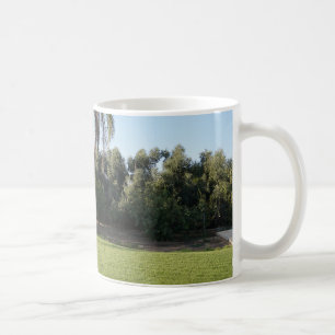 Taza De Café Tranquilo escape: Césped exuberante y árboles en a