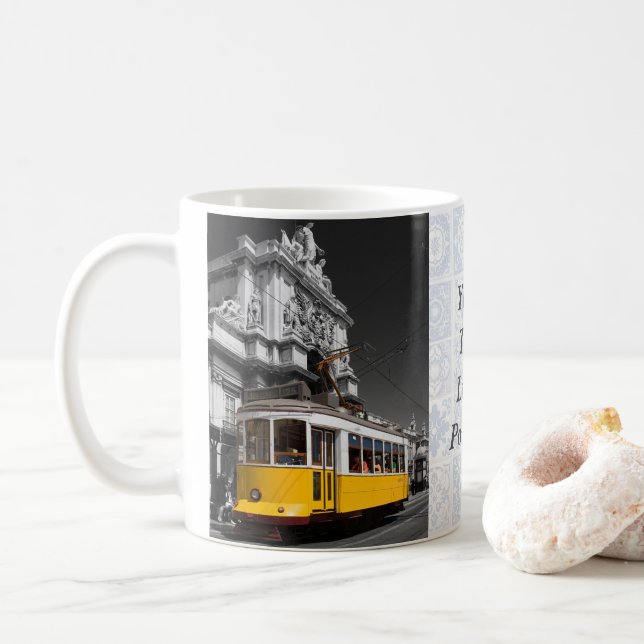 Taza De Café Tranvía amarillo de Lisboa. Arco de la calle Augus (Con donut)