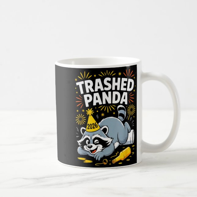Taza De Café Trashed Panda New Year 2026 Funny Raccoon Design  (Derecha)