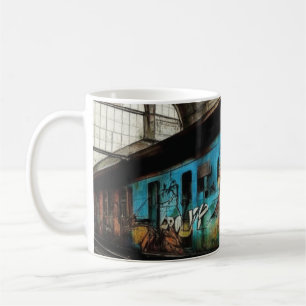 Taza De Café Tren abandonado con graffiti arte urbano