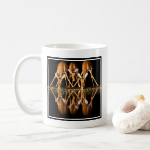 Taza De Café Tres impalas beben juntos por la noche