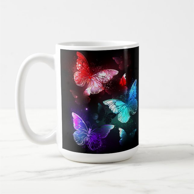 Taza De Café Tres mariposas brillantes en el fondo nocturno (Izquierda)