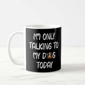 Taza De Café Tri Aussie negro: Solo estoy hablando con mi perro