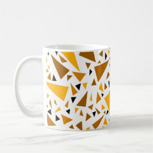 Taza De Café Triángulos marrones amarillentos sobre fondo retro