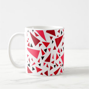 Taza De Café triángulos rojos carmesí sobre fondo retro blanco