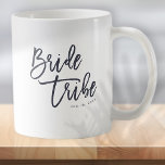 Taza De Café Tribu de novias moderna y sencilla manuscrita<br><div class="desc">Compuesto por la tipografía de guion cursiva serif y juguetona. Todo sobre un fondo de fondo blanco. ¡Este diseño es sencillo,  moderno y divertido! Este es el diseño del Libro Blanco Birch Co.,  exclusivo para Zazzle. Disponible aquí: http://www.zazzle.com/store/whitepaperbirch</div>