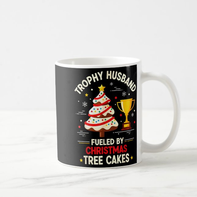 Taza De Café Trophy Retro Husband Fueled By Christmas Tree Cake (Derecha)