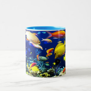 Taza de café tropical de los pescados