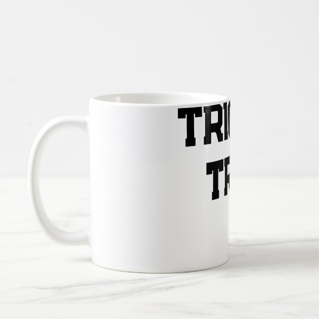 Taza De Café Truco o. Trate Halloween espeluznante negro simple (Izquierda)