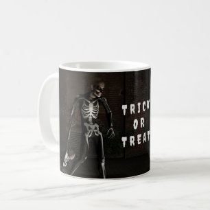 Taza De Café Truco o trato. Hombre vestido como esqueleto