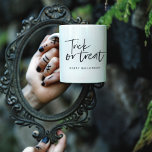Taza De Café Truco Y Tratamiento Mínimo Modernos | Feliz Hallow<br><div class="desc">Truco Y Tratamiento Mínimo Modernos | Feliz Halloween</div>