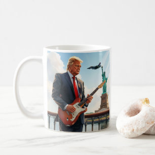 Taza De Café Trump jugando bandera de la libertad de la estatua
