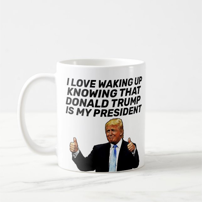 TAZA DE CAFÉ TRUMP- ME ENCANTA DESPERTAR SABIENDO QUE ES PRESID (Izquierda)