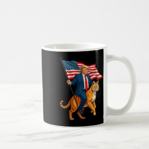 Taza De Café Trump Montando Un Gato Con Bandera Estadounidense