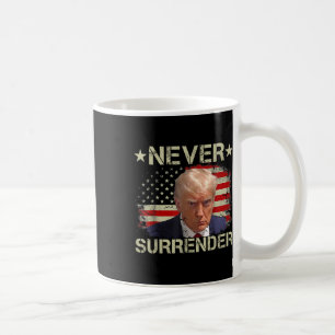 Taza De Café Trump Mug Shot Nunca se rinde a favor de Trump