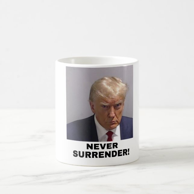 Taza De Café Trump nunca se rinde (Centro)
