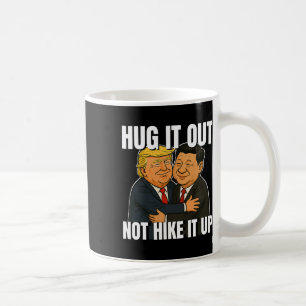 Taza De Café Trump se burla de la guerra arancelaria abrazando