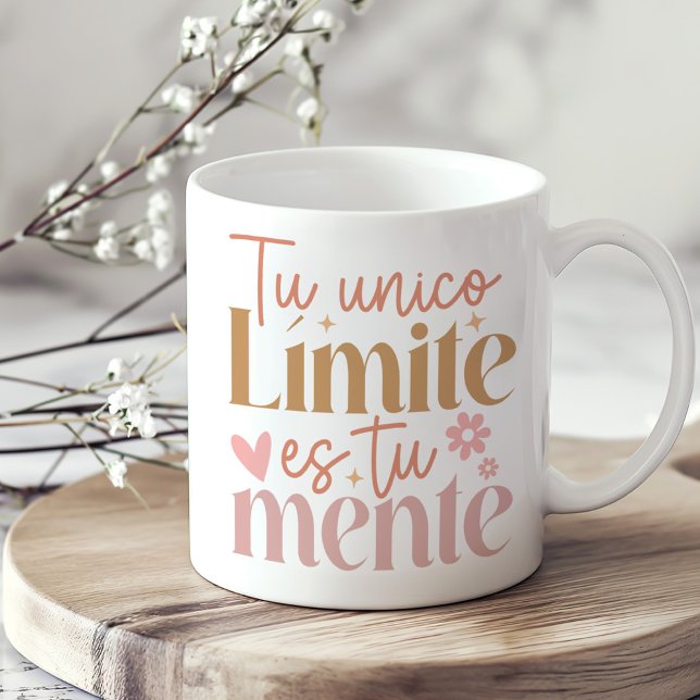 Taza De Café "Tu Unico Limite es Tu Mente" Boho Inspirador ("Tu Unico Limite es Tu Mente" Boho Inspirational Coffee Mug on a sunny neutral boho kitchen table.)