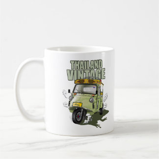 Taza De Café Tuk tuk vintage taxi en un coche verde en Tailandi