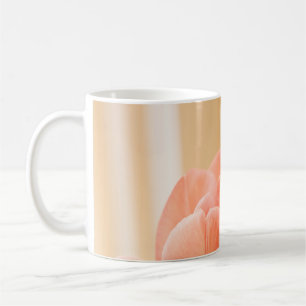 TAZA DE CAFÉ TULIP AMARILLO Y ROJO EN BLOOM CERRAR FOTO