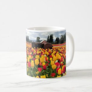 Taza De Café Tulip Field con un viejo tractor, Oregón