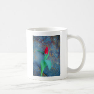 Taza De Café Tulipán rojo sobre pizarra gris azul