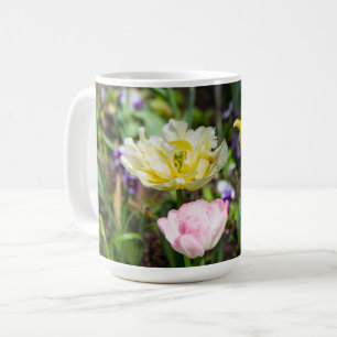 Taza De Café Tulipanes blancos, rosas y amarillos en el jardín