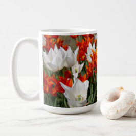 Taza De Café Tulipanes blancos y jengibre en el jardín