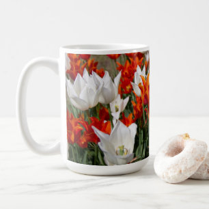 Taza De Café Tulipanes blancos y jengibre en el jardín