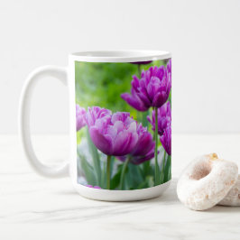 Taza De Café Tulipanes lilacos brillantes en un día soleado