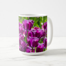 Taza De Café Tulipanes lilacos brillantes en un día soleado