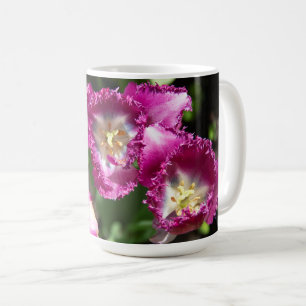 Taza De Café Tulipanes morados en el jardín