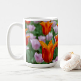 Taza De Café Tulipanes naranja brillante en el parque     