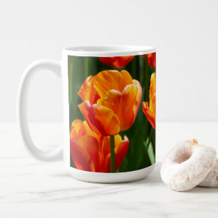 Taza De Café Tulipanes naranjas brillantes en el parque
